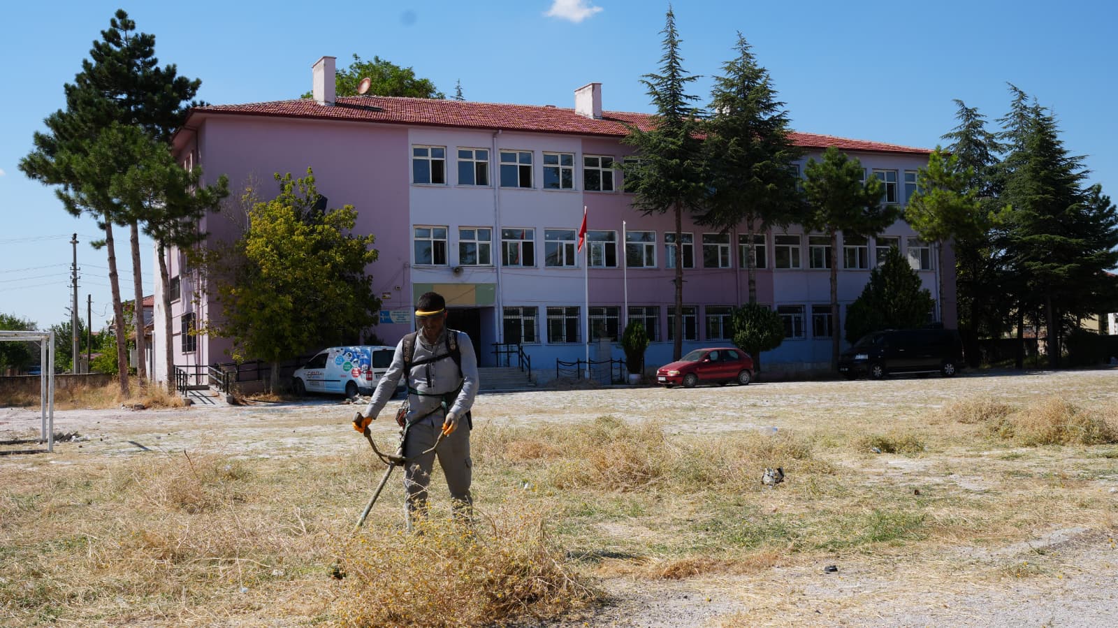 Bolvadin’de okul bahçelerinde hummalı çalışma 1 Bolvadin’de okul bahçelerinde hummalı çalışma