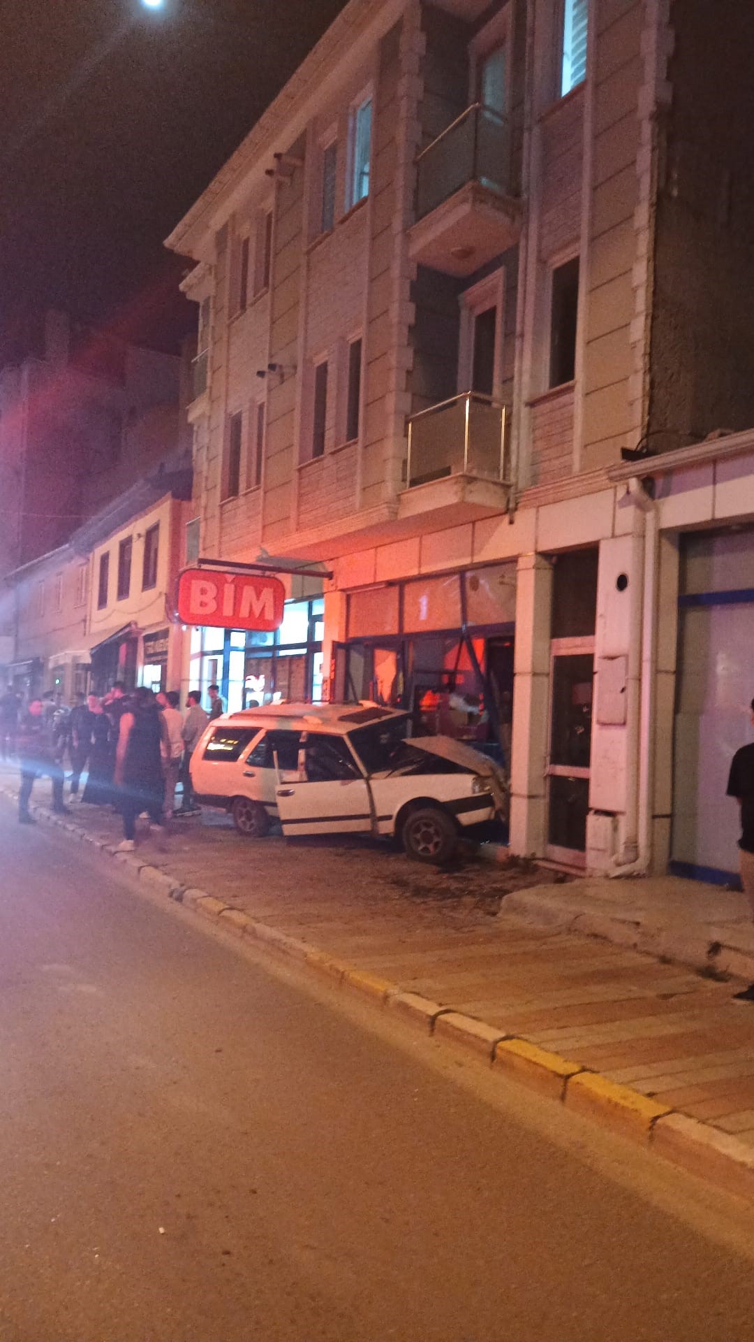 Bolvadin’de otomobil markete daldı 1 Bolvadin’de otomobil markete daldı