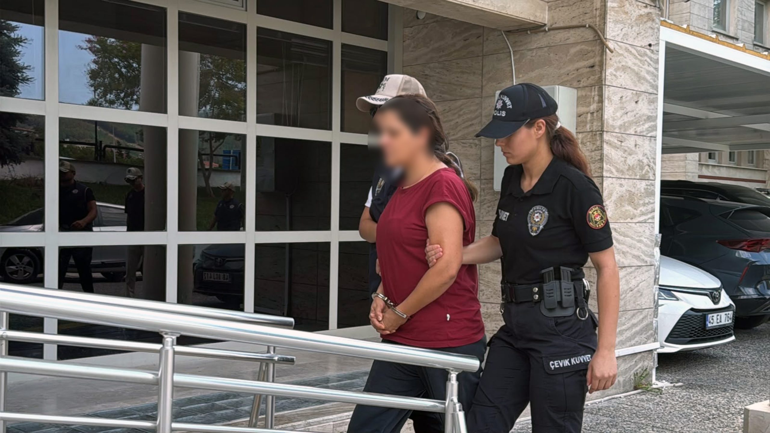 Darbeci FETÖ'cü Karatepe'nin ablası adliyeye sevk edildi 2 Darbeci FETÖ'cü Karatepe'nin ablası adliyeye sevk edildi