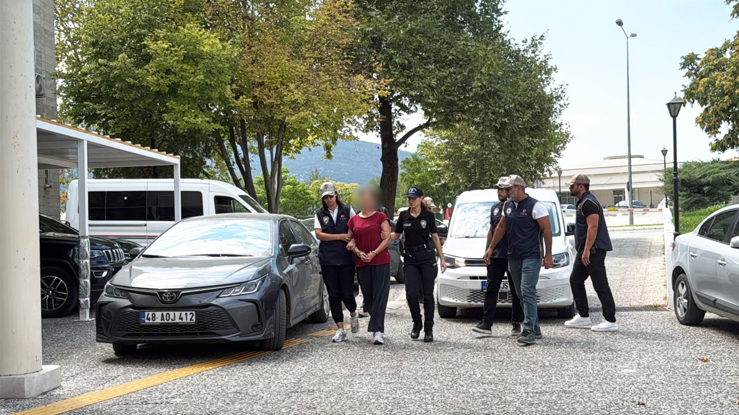 Darbeci FETÖ'cü Karatepe'nin ablası adliyeye sevk edildi 1 Darbeci FETÖ'cü Karatepe'nin ablası adliyeye sevk edildi