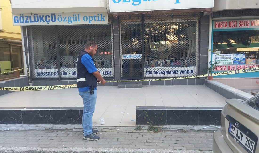 Afyonkarahisar’ın Sandıklı ilçesinde dördüncü kattan düşerek ağır yaralanan kadın kaldırıldığı