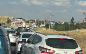 Düzağaç-Afyonkarahisar karayolunda gün içerisinde trafik yoğunluğu yaşanıyor. Güzergâhta araç sayısının