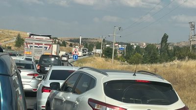 Düzağaç-Afyonkarahisar karayolunda gün içerisinde trafik yoğunluğu yaşanıyor. Güzergâhta araç sayısının