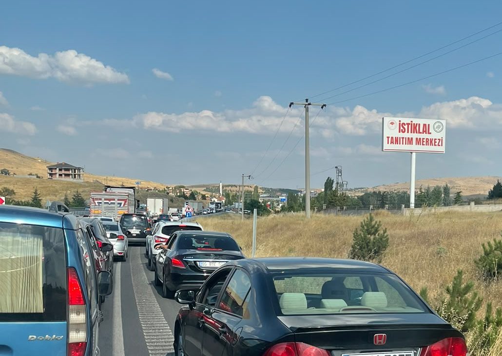 Düzağaç-Afyon yolunda trafik yoğunluğu