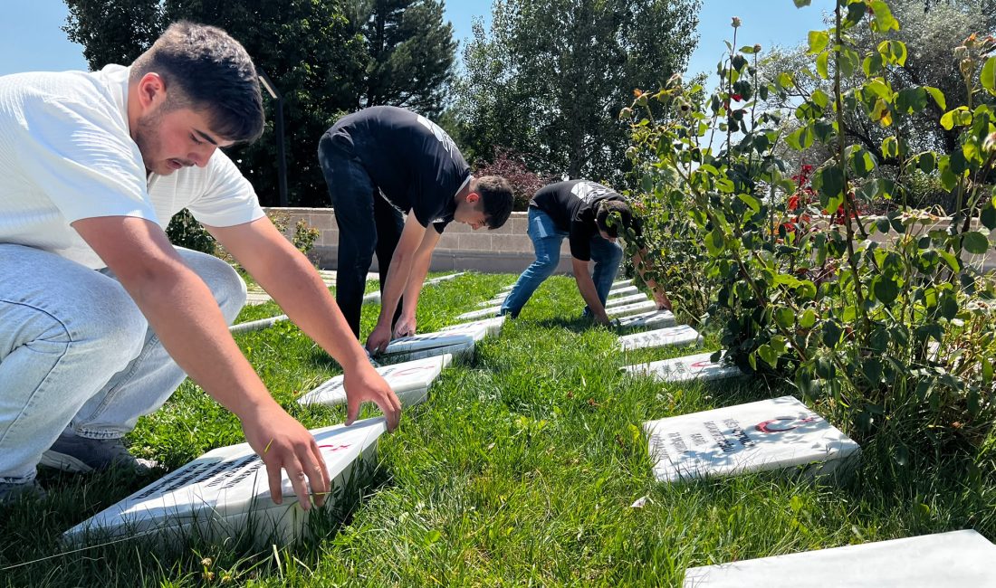 Afyonkarahisar'ın İscehisar ilçesindeki öğrenciler, Dumlupınar Şehitliği'nde bulunan 510 şehidin mezar