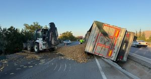 Afyonkarahisar'da kontrolden çıkan patates yüklü tırın refüje devrilmesi sonucu meydana