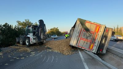 Afyonkarahisar'da kontrolden çıkan patates yüklü tırın refüje devrilmesi sonucu meydana