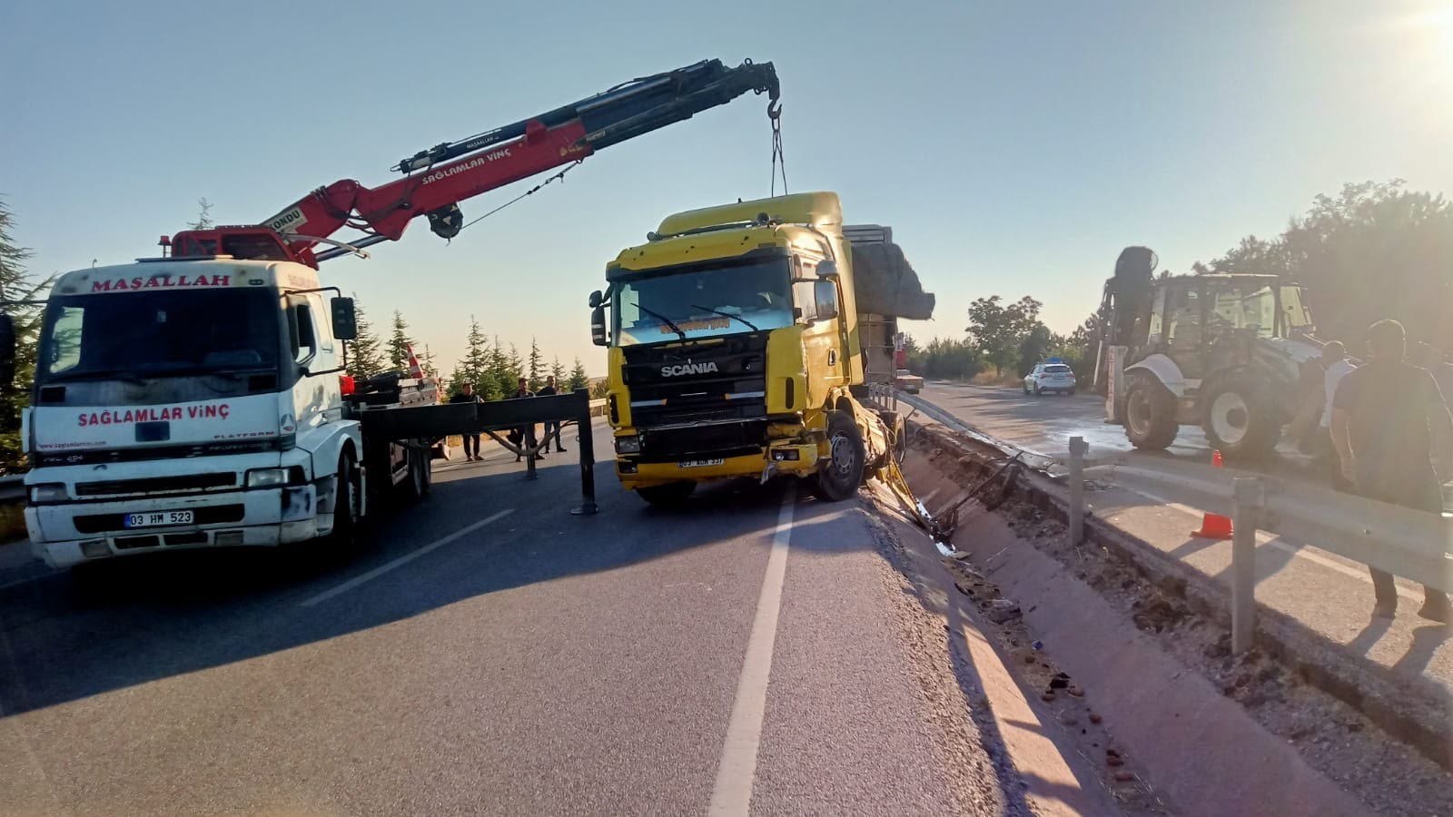 Emirdağ’da patates yüklü tır devrildi: Tonlarca ürün yola saçıldı 2 Emirdağ’da patates yüklü tır devrildi: Tonlarca ürün yola saçıldı