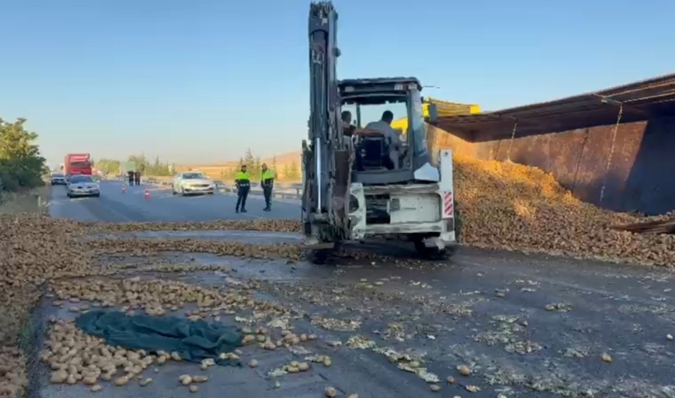 Emirdağ’da patates yüklü tır devrildi: Tonlarca ürün yola saçıldı 1 Emirdağ’da patates yüklü tır devrildi: Tonlarca ürün yola saçıldı