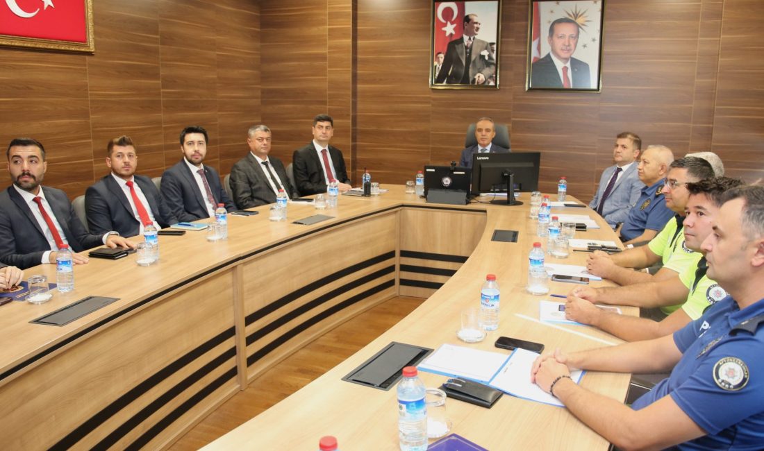 Afyonkarahisar İl Emniyet Müdürü Ahmet Birtan Erol ve beraberindeki emniyet