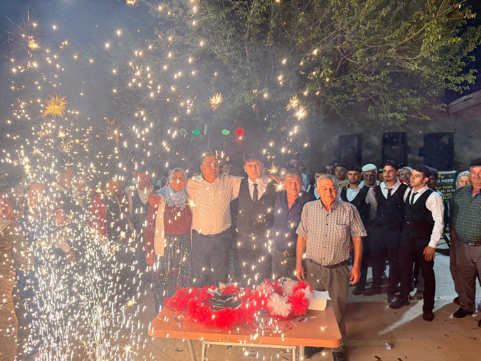Pazarağaç’ta mehmetçiklere kınaları yakıldı 5 Pazarağaç’ta mehmetçiklere kınaları yakıldı