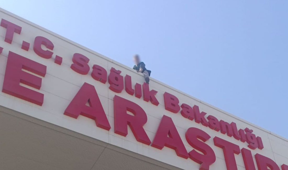 Hatay'da akli dengesi yerinde olmayan şahıs, hastanenin çatısına çıkarak gazetecilerin
