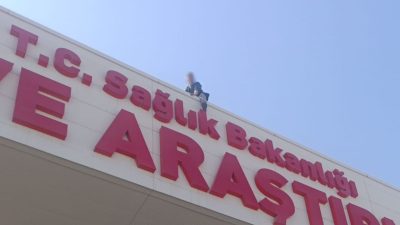 Hatay'da akli dengesi yerinde olmayan şahıs, hastanenin çatısına çıkarak gazetecilerin