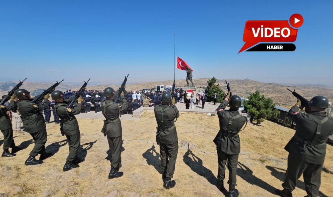 Büyük Taarruz’un 104. yıl dönümü dolayısıyla Kocatepe Anıtı’nda düzenlenen törende,
