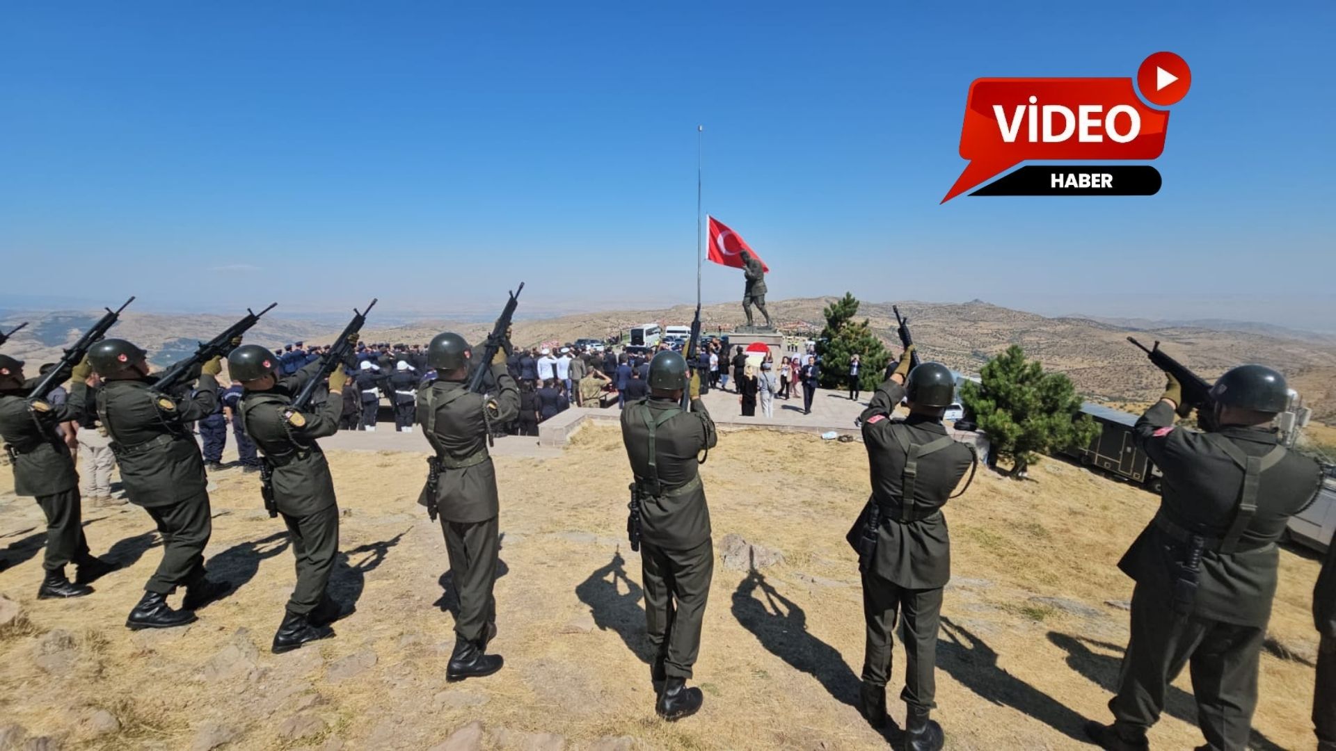 Büyük Taarruz’un 104. yıl dönümü dolayısıyla Kocatepe Anıtı’nda düzenlenen törende,