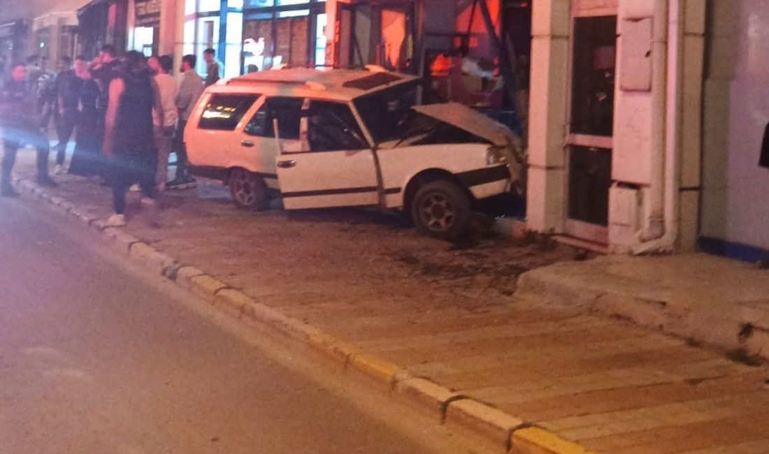Afyonkarahisar'da kontrolden çıkan otomobilin zincir markete daldığı anlar saniye saniye