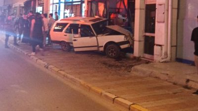 Afyonkarahisar'da kontrolden çıkan otomobilin zincir markete daldığı anlar saniye saniye