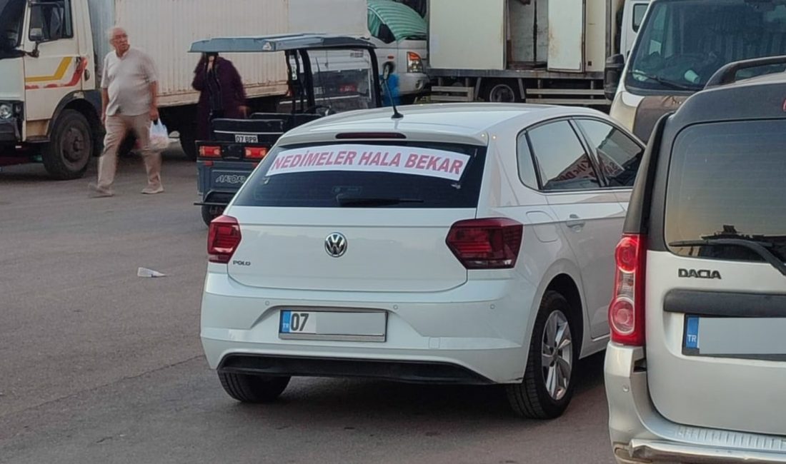 Antalya’da bir düğün konvoyu, renkli görüntülere sahne oldu. Konvoyda yer