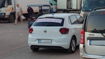 Antalya’da bir düğün konvoyu, renkli görüntülere sahne oldu. Konvoyda yer