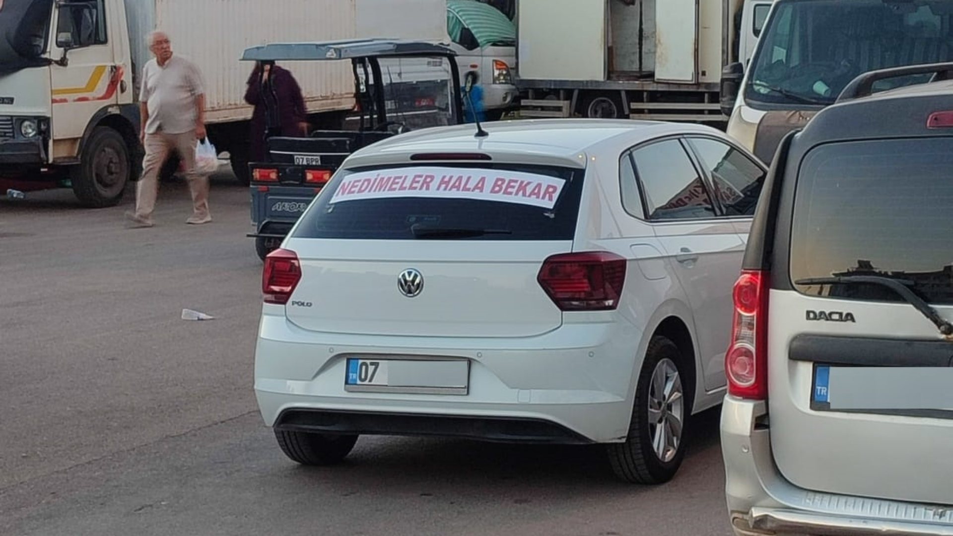 Antalya’da bir düğün konvoyu, renkli görüntülere sahne oldu. Konvoyda yer