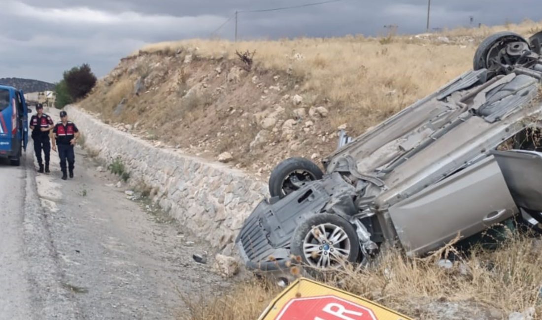 Afyonkarahisar'da kontrolden çıkarak refüje devrilen otomobilde 2 kişi yaralandı.