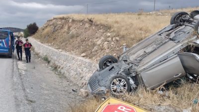 Afyonkarahisar'da kontrolden çıkarak refüje devrilen otomobilde 2 kişi yaralandı.