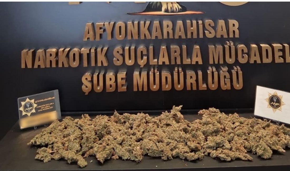 Afyonkarahisar'da durdurulan otomobilde 1 kilo 100 gram uyuşturucu madde ele