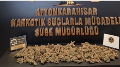 Afyonkarahisar'da durdurulan otomobilde 1 kilo 100 gram uyuşturucu madde ele