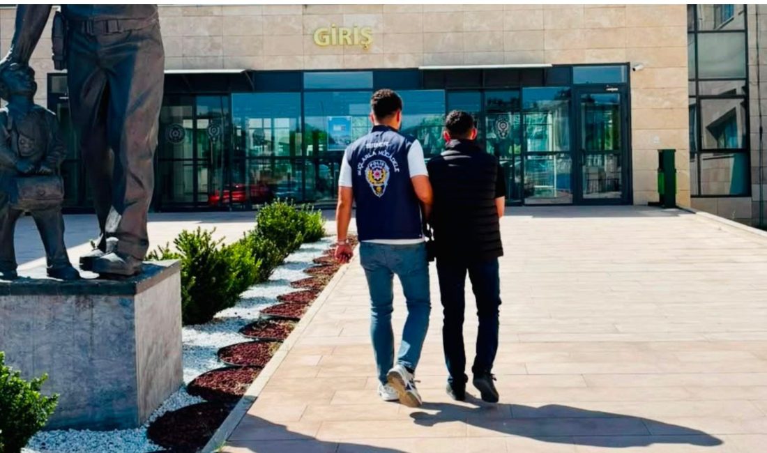 Afyonkarahisar'da dolandırıcılık suçundan hapis cezası ile aranan bir şahıs polisin
