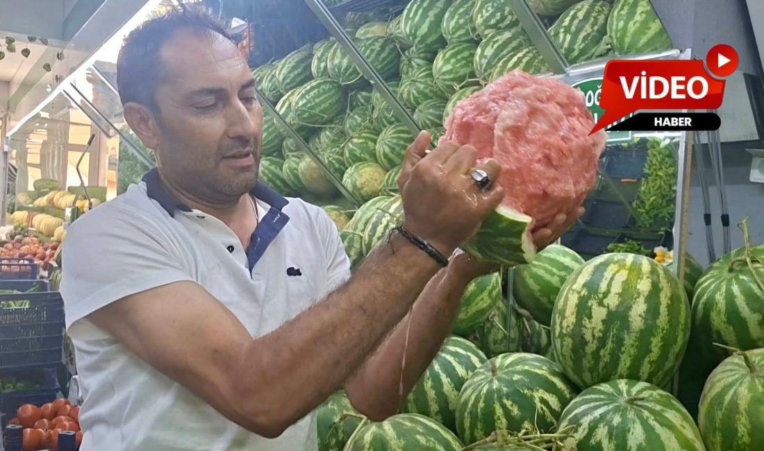 Kütahya'nın Emet ilçesinde manavlık yapan Salih Aydoğdu'nun, sattığı karpuzun doğallığını