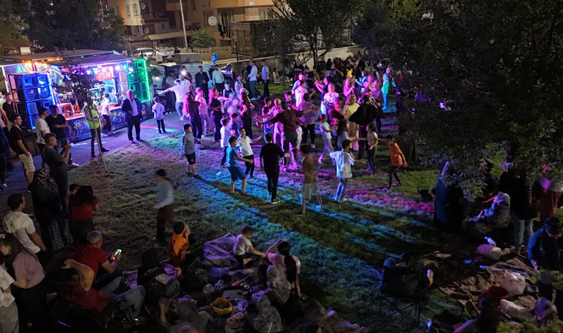 Afyonkarahisar’ın Fatih Mahallesi’nde dün gece düzenlenen Yaz Şenliği, mahalle sakinlerine