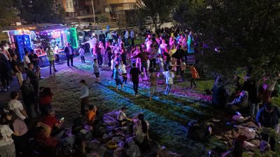 Afyonkarahisar’ın Fatih Mahallesi’nde dün gece düzenlenen Yaz Şenliği, mahalle sakinlerine