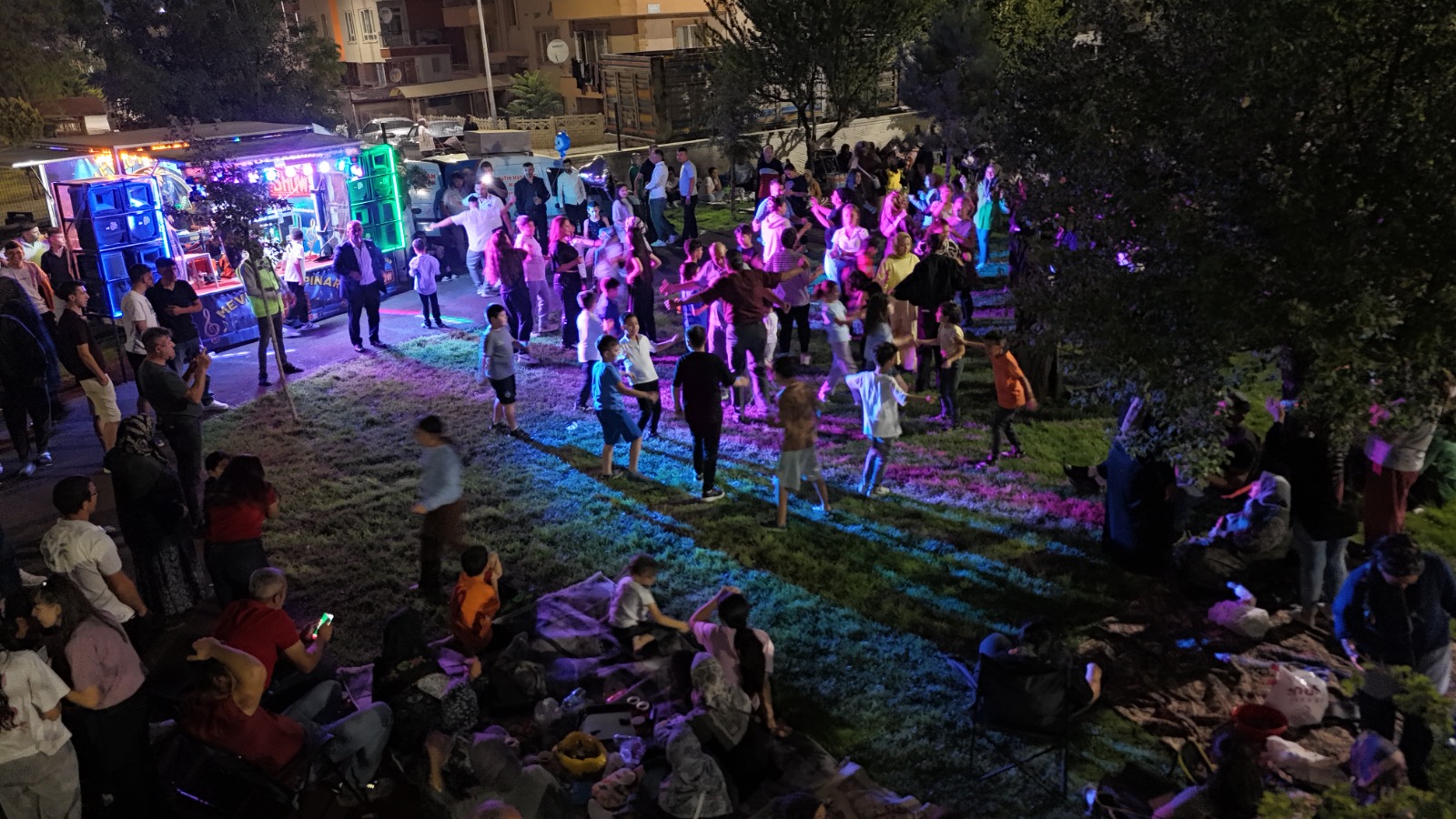 Afyonkarahisar’ın Fatih Mahallesi’nde dün gece düzenlenen Yaz Şenliği, mahalle sakinlerine