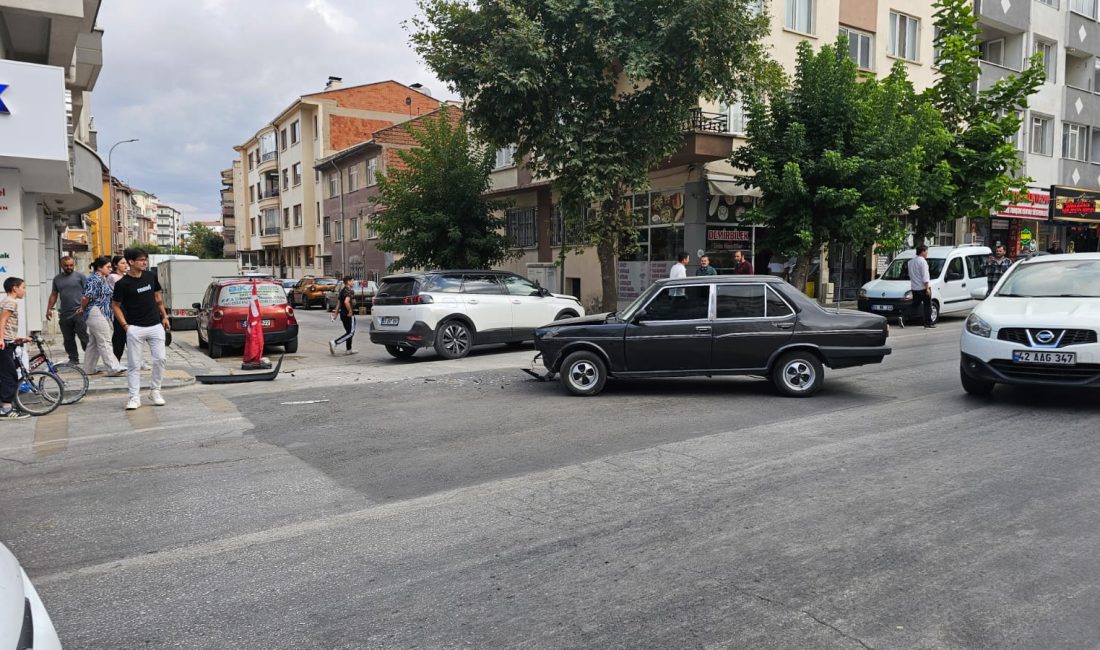 Afyonkarahisar'da Gazlıgöl Caddesi'nde meydana gelen trafik kazasında maddi hasar oluştu.