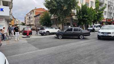Afyonkarahisar'da Gazlıgöl Caddesi'nde meydana gelen trafik kazasında maddi hasar oluştu.
