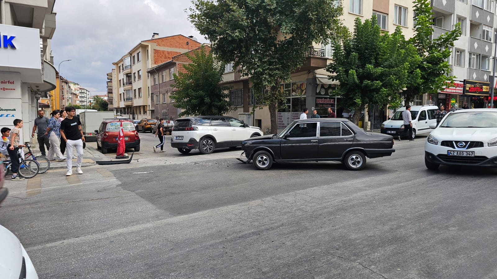 Afyonkarahisar'da Gazlıgöl Caddesi'nde meydana gelen trafik kazasında maddi hasar oluştu.
