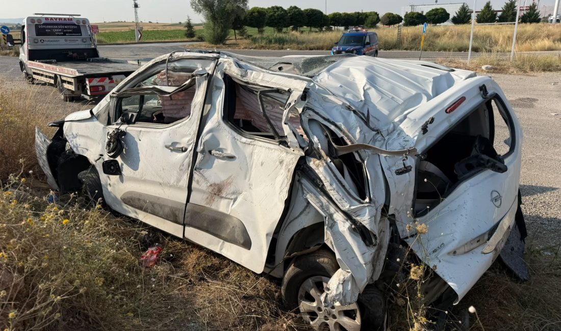 Afyonkarahisar'da kontrolden çıkarak takla atıp şarampole giren hafif ticari araçta