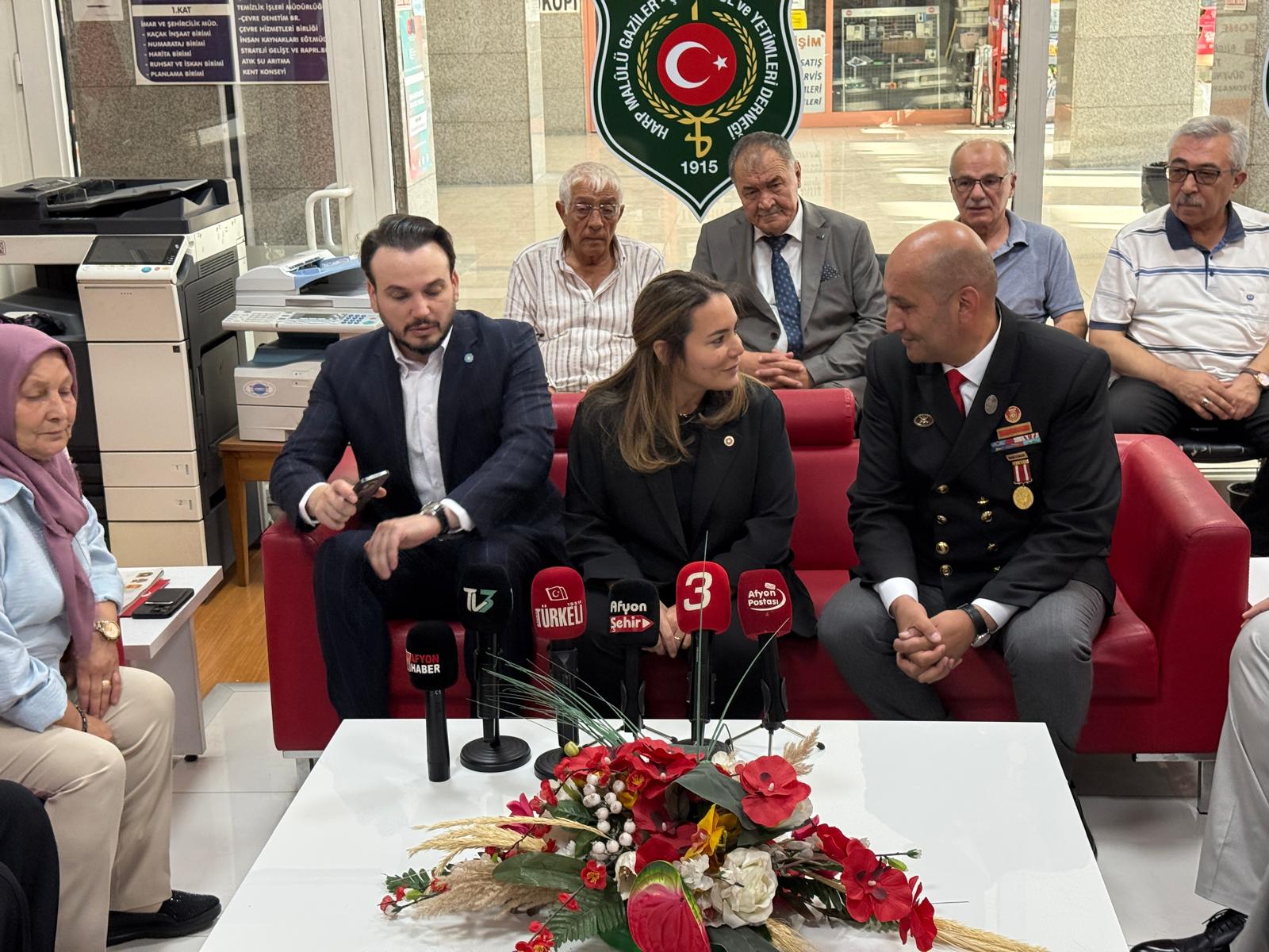 İYİ Parti heyetinden şehit yakınları ve gazilere ziyaret 5 İYİ Parti heyetinden şehit yakınları ve gazilere ziyaret