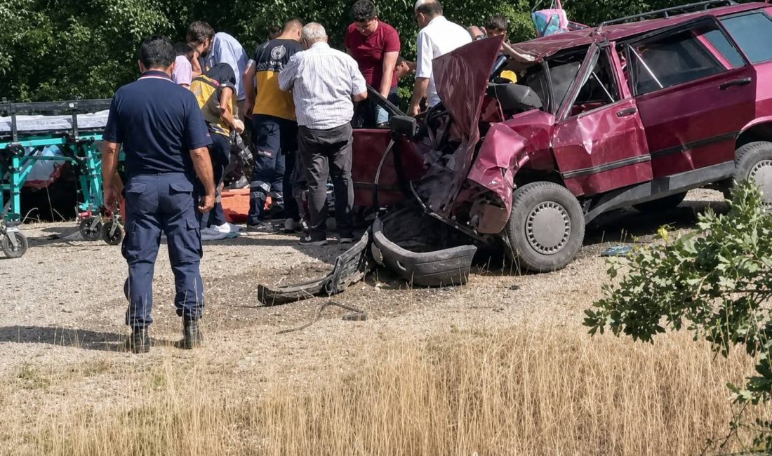 Afyonkarahisar’ın Hocalar ilçesinde iki otomobilin çarpışması sonucu meydana gelen trafik
