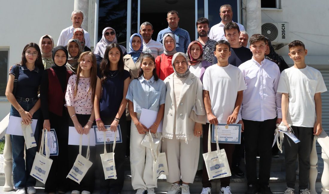 İscehisar Belediye Başkanı Seyhan Kılınçarslan, Liselere Geçiş Sistemi (LGS) sınavında