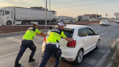Afyonkarahisar’ın Bolvadin ilçesinde arızalanan otomobil, Trafik Jandarma ekiplerinin müdahalesiyle itilerek