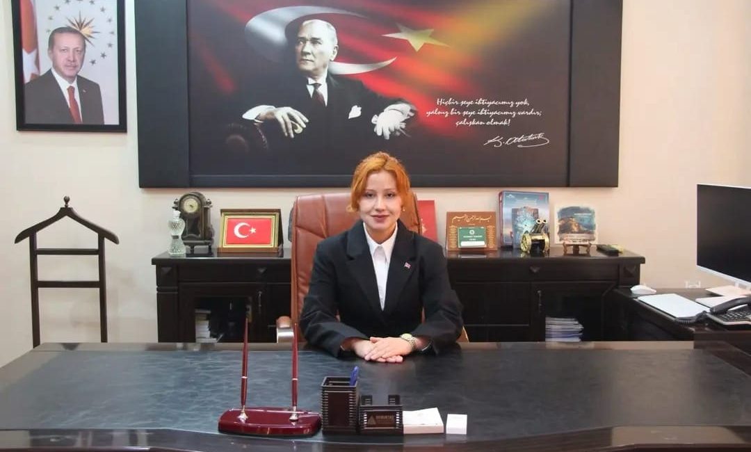 Başmakçı Kaymakamı Merve Bayri’nin 7 yaşındaki öğrenciyi dinlerken sergilediği samimi