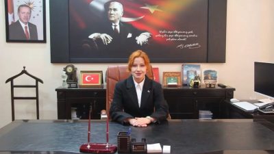 Başmakçı Kaymakamı Merve Bayri’nin 7 yaşındaki öğrenciyi dinlerken sergilediği samimi