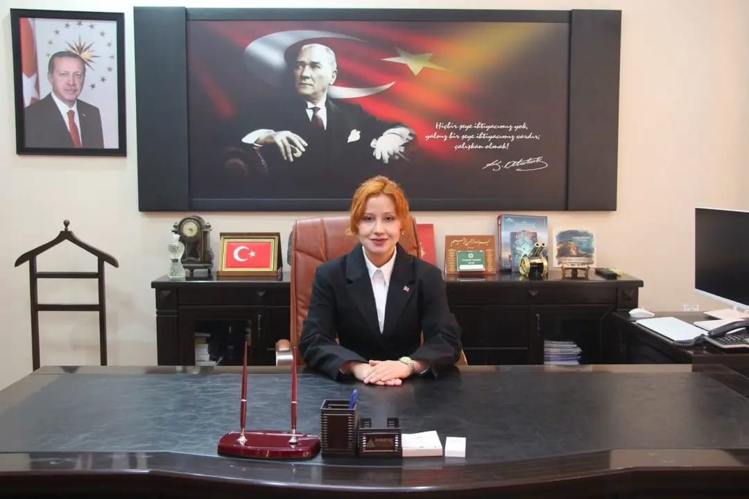 Başmakçı Kaymakamı Merve Bayri’nin 7 yaşındaki öğrenciyi dinlerken sergilediği samimi