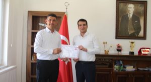 Afyonkarahisar’ın Evciler Kaymakamı Halil İbrahim Okumuş, Baraklı köyü muhtarına başarılı