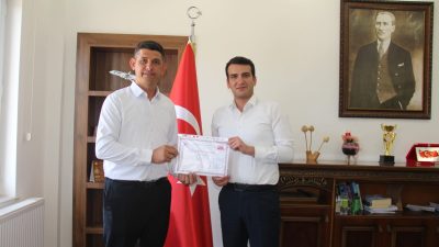 Afyonkarahisar’ın Evciler Kaymakamı Halil İbrahim Okumuş, Baraklı köyü muhtarına başarılı