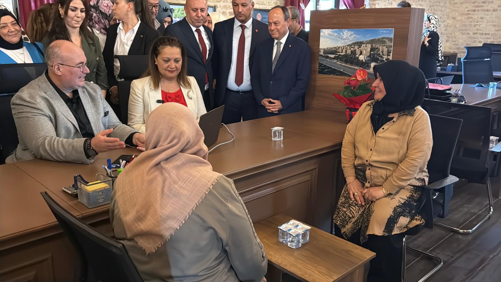 Kentsel dönüşümde ilk imza Nazik Teyze'den 2 Kentsel dönüşümde ilk imza Nazik Teyze'den