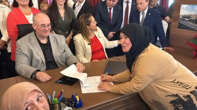 Afyonkarahisar Belediyesi tarafından hizmete açılan Kentsel Dönüşüm Ofisi'nde ilk sözleşme