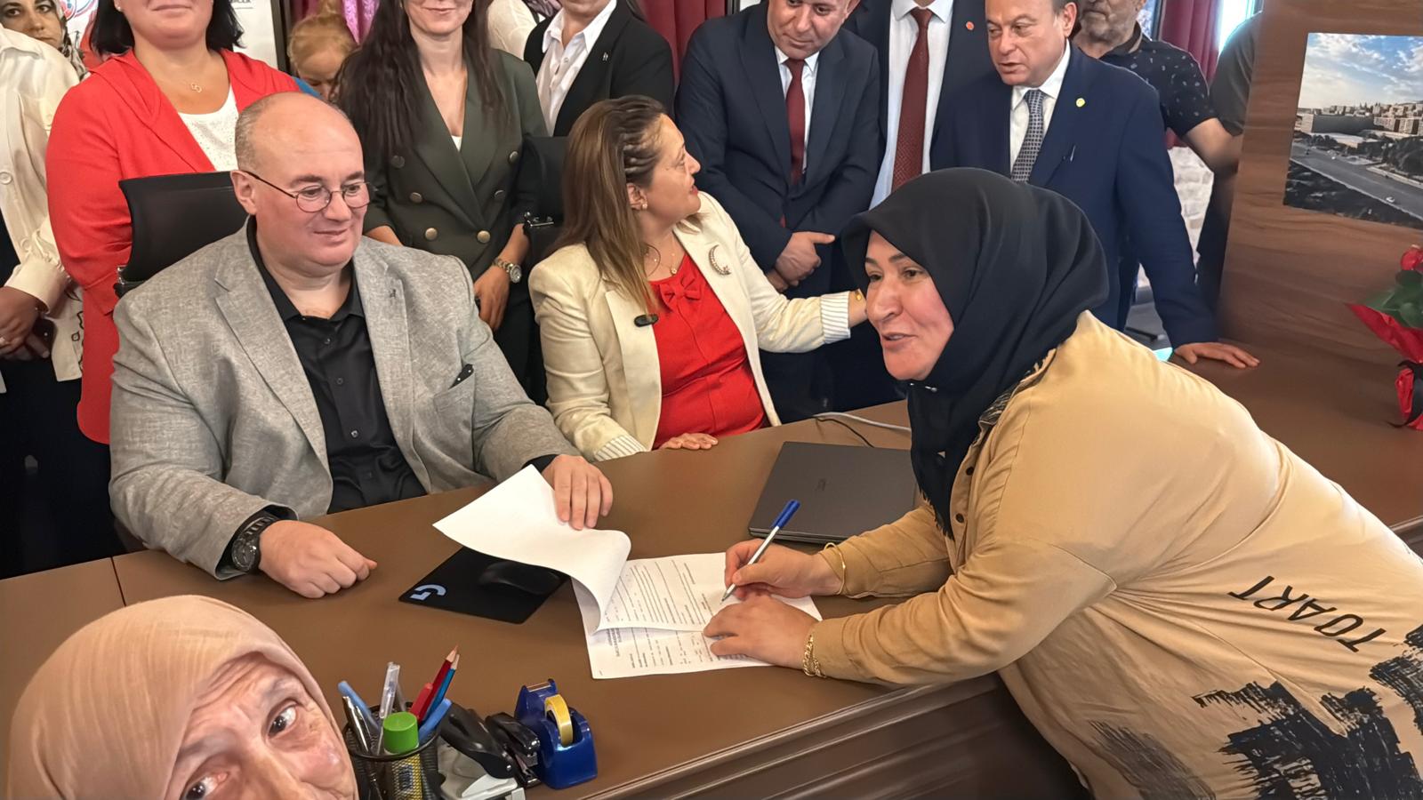 Afyonkarahisar Belediyesi tarafından hizmete açılan Kentsel Dönüşüm Ofisi'nde ilk sözleşme