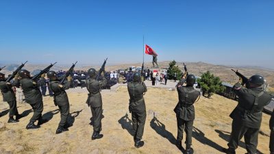 Büyük Taarruz’un 104. yıl dönümü dolayısıyla Kocatepe Anıtı’nda düzenlenen törende,